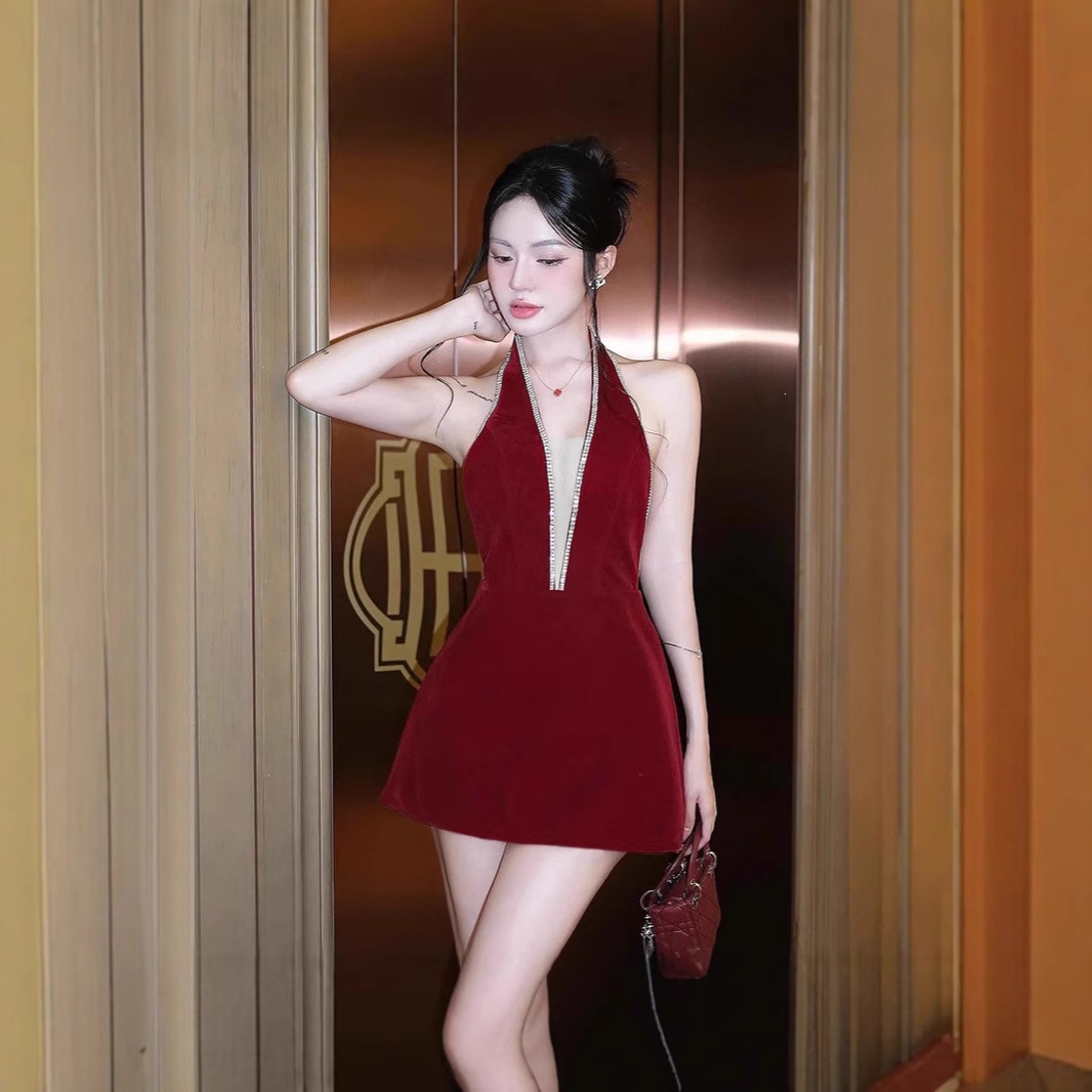 ins欧美风2026夏季新款性感名媛深V低胸收腰显瘦绒面挂脖连衣裙女